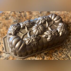 Nordic Ware pumpkin loaf tin pan 1 lb like new